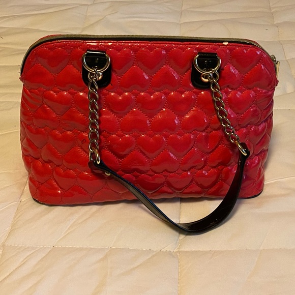 Betsey Johnson Barbie pink quilted hearts bag with gold chain straps. - Picture 5 of 12